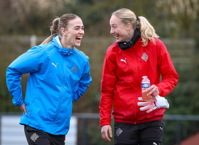 Létt yfir Cecilíu og Dagný Brynjarsdóttur á æfingu í Le Mans.