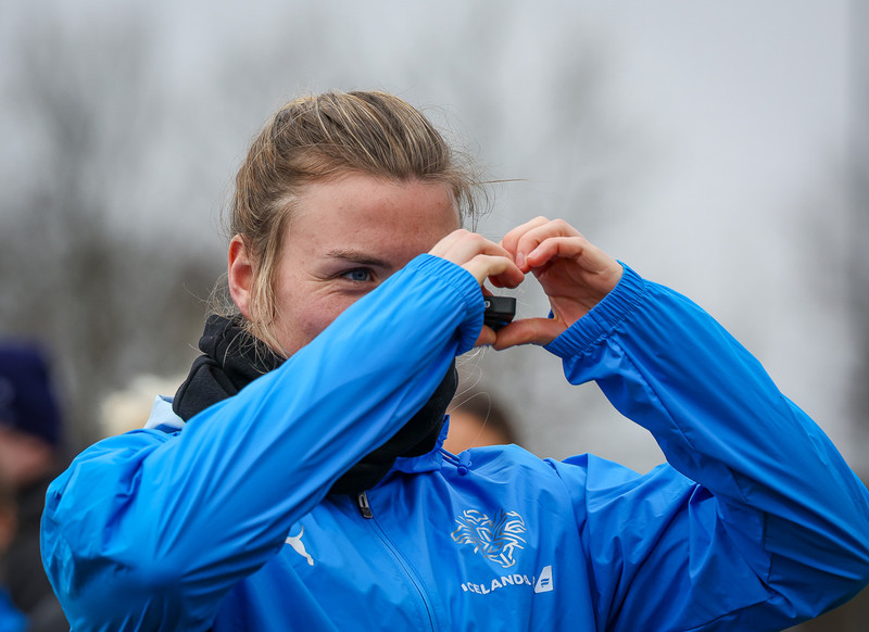 Ingibjörg Sigurðardóttir hefur náð fullum tökum á því að gera hjarta með höndunum.