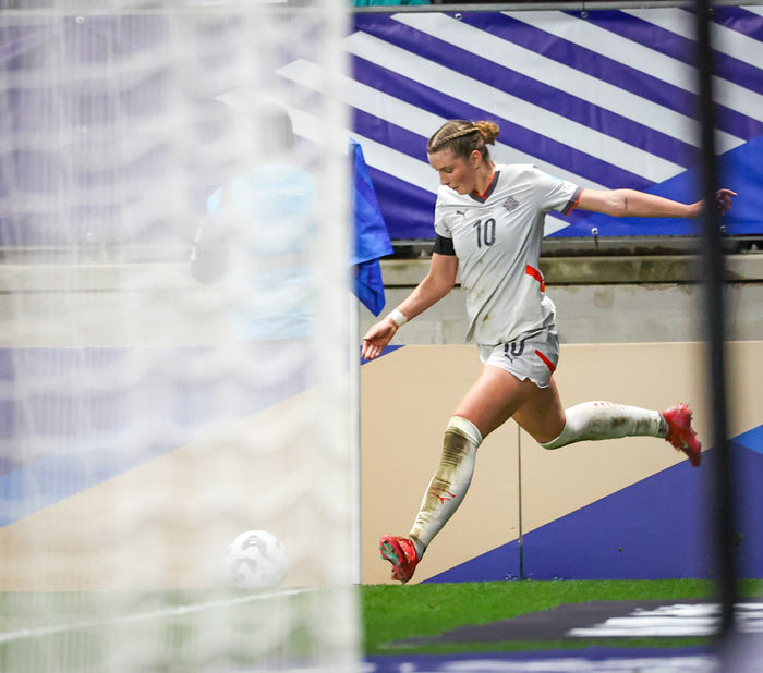 Karólína Lea skoraði og lagði upp; hún skoraði beint úr aukaspyrnu og lagði svo upp úr hornspyrnu.