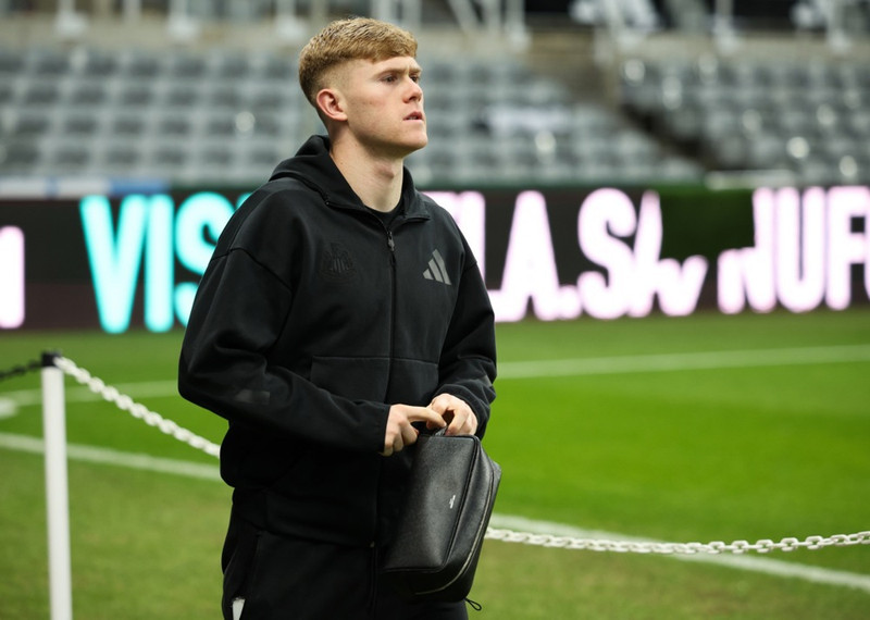 Lewis Hall vinstri bakvörður Newcastle.