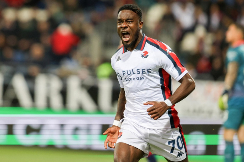 Maxwel Cornet í leik með Genoa