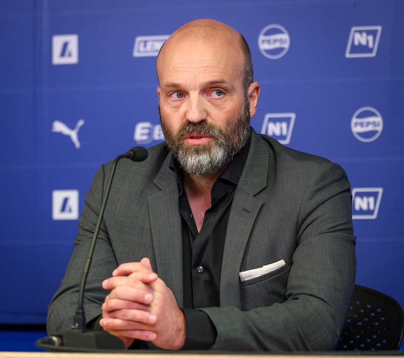 Arnar sat fyrir svörum á blaðamannafundi í hádeginu.