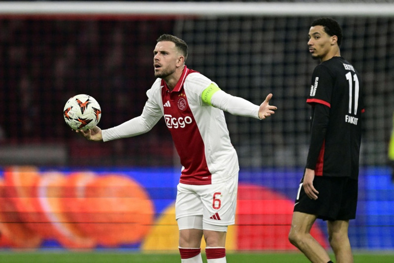<b>Jordan Henderson</B> - Var fyrirliði Liverpool til margra ára en ákvað að elta peningana til Sádi-Arabíu. Hann sá strax eftir því en spilar í dag fyrir Ajax í Hollandi.