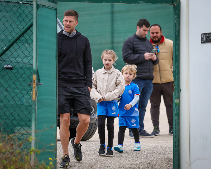 Jói Berg heilsaði upp á landsliðið á Spáni