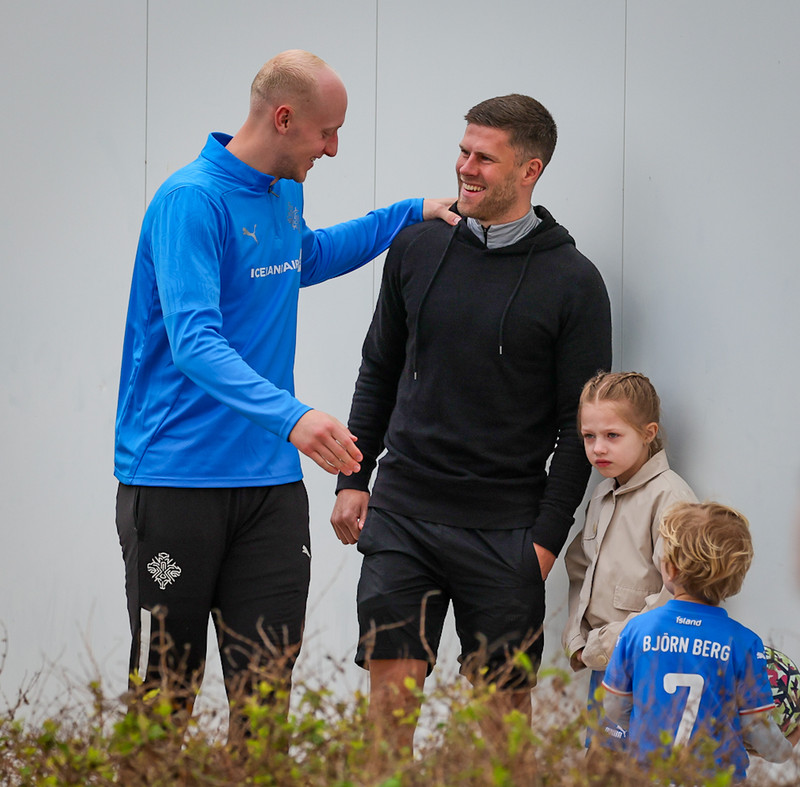 Jói Berg heilsaði upp á landsliðið á Spáni