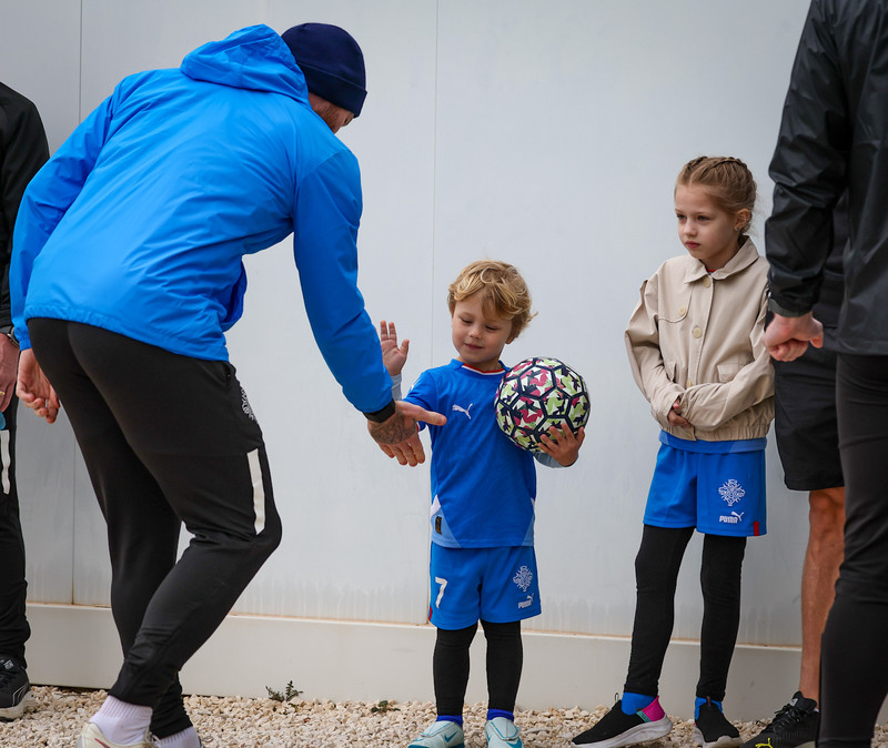 Jói Berg heilsaði upp á landsliðið á Spáni