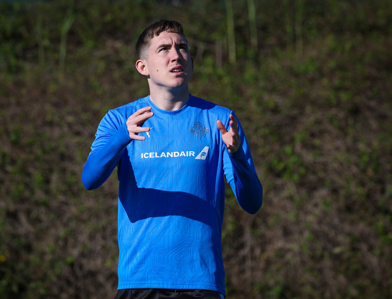 Ísak Bergmann Jóhannesson lítur til sólarinnar.