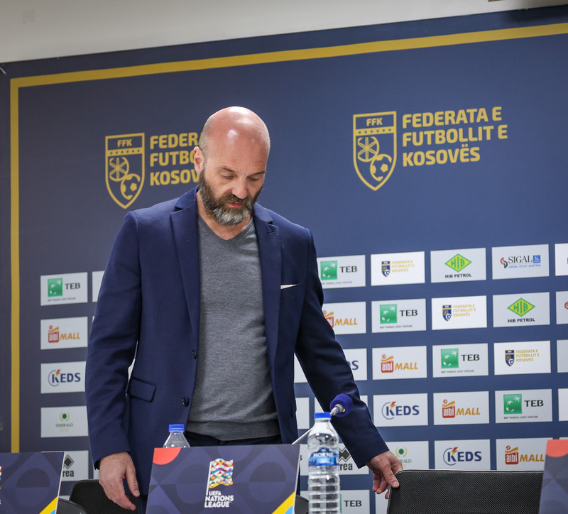 Arnar mætir til fréttamannafundar.