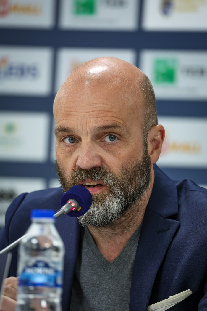 Arnar Gunnlaugsson á fréttamannafundi í Kósovó.