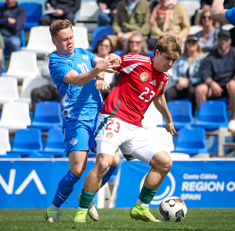 Eggert í baráttunni með U21 landsliðinu gegn Ungverjalandi á Pinatar í dag.