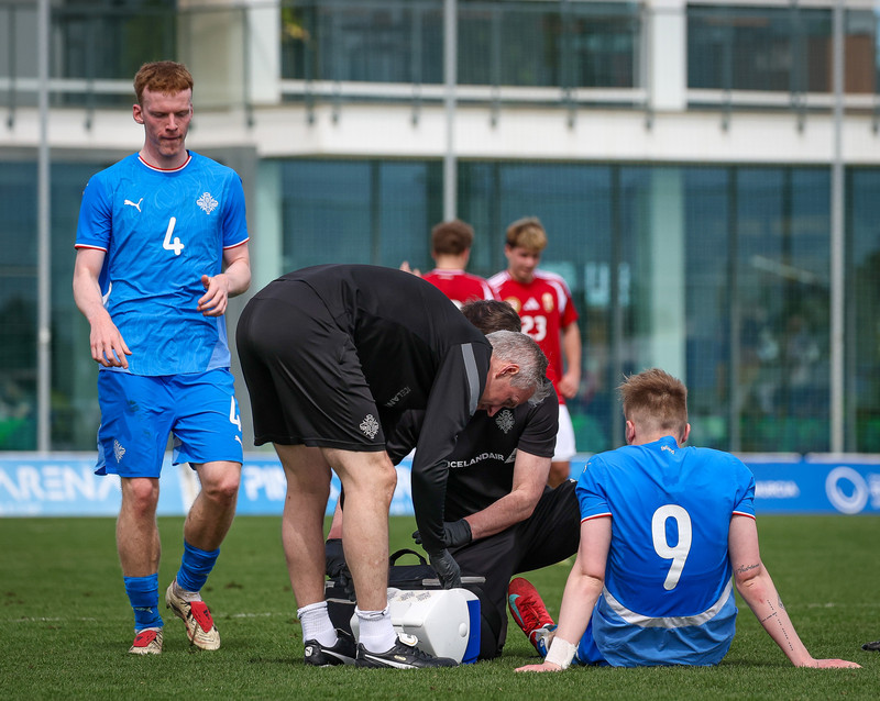 Benóný Breki fór í góða tæklingu en endaði með miklar umbúðir