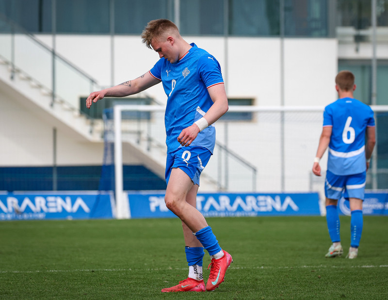 Benóný Breki fór í góða tæklingu en endaði með miklar umbúðir