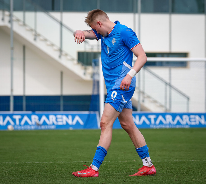 Benóný Breki fór í góða tæklingu en endaði með miklar umbúðir