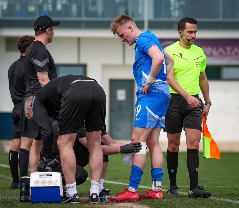 Benóný Breki fór í góða tæklingu en endaði með miklar umbúðir