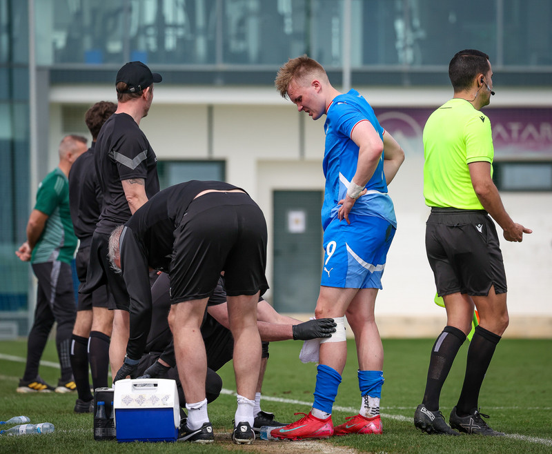 Benóný Breki fór í góða tæklingu en endaði með miklar umbúðir