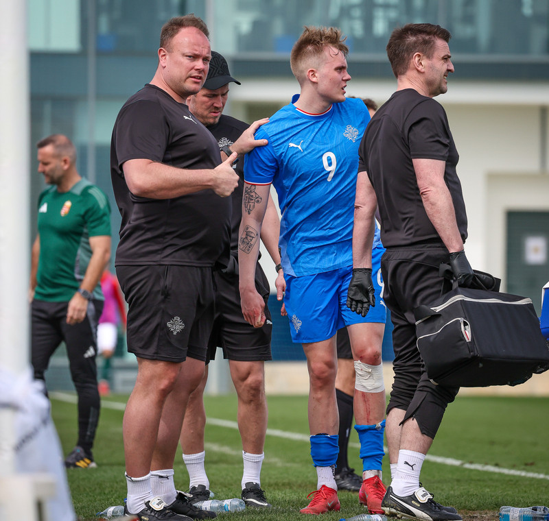 Benóný Breki fór í góða tæklingu en endaði með miklar umbúðir