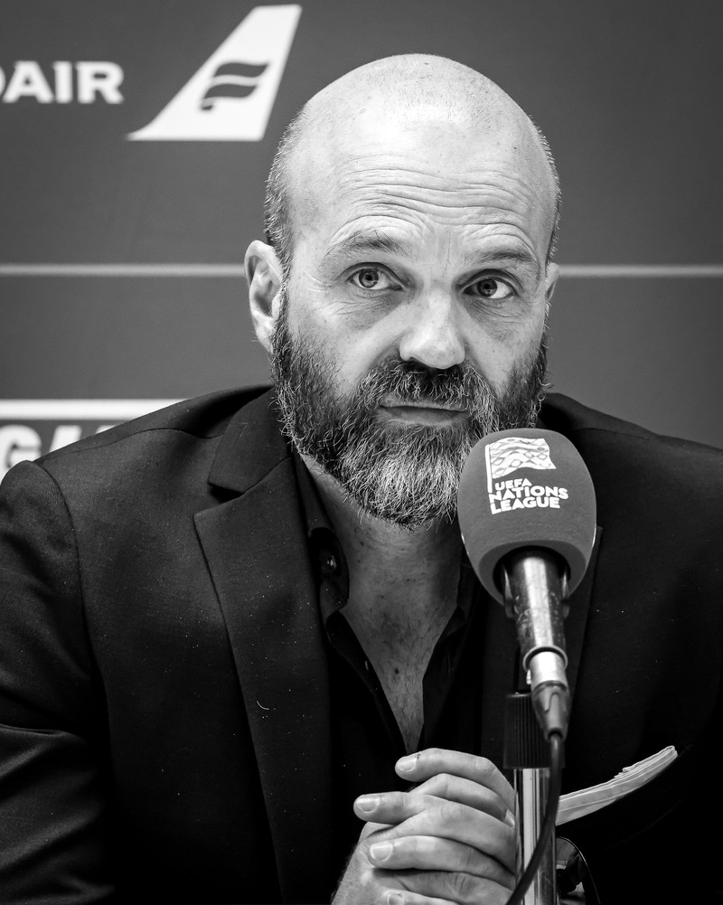 Arnar gerir sex breytingar á byrjunarliði Íslands.