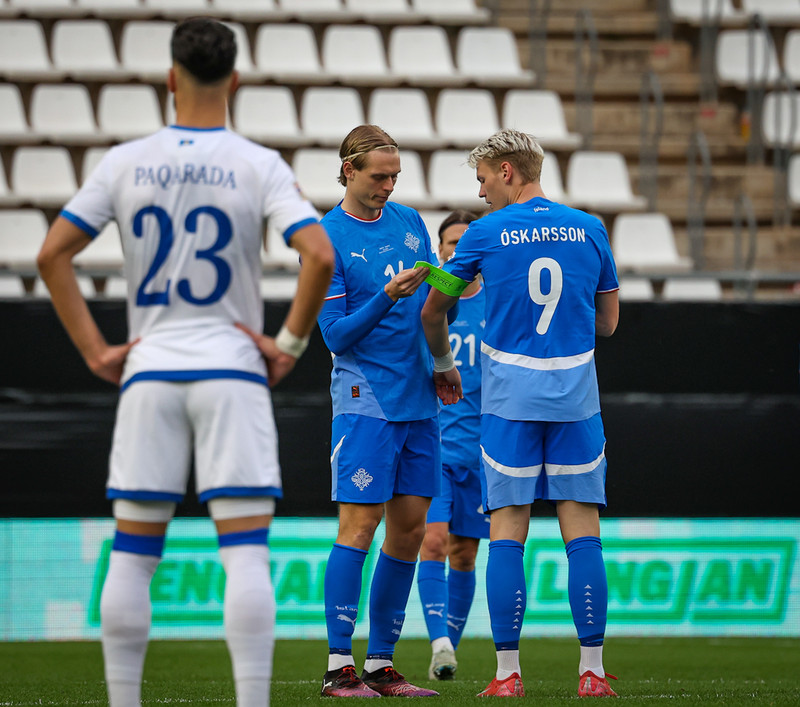 Fyrirliðabandið rifið af Orra áður en hann skoraði