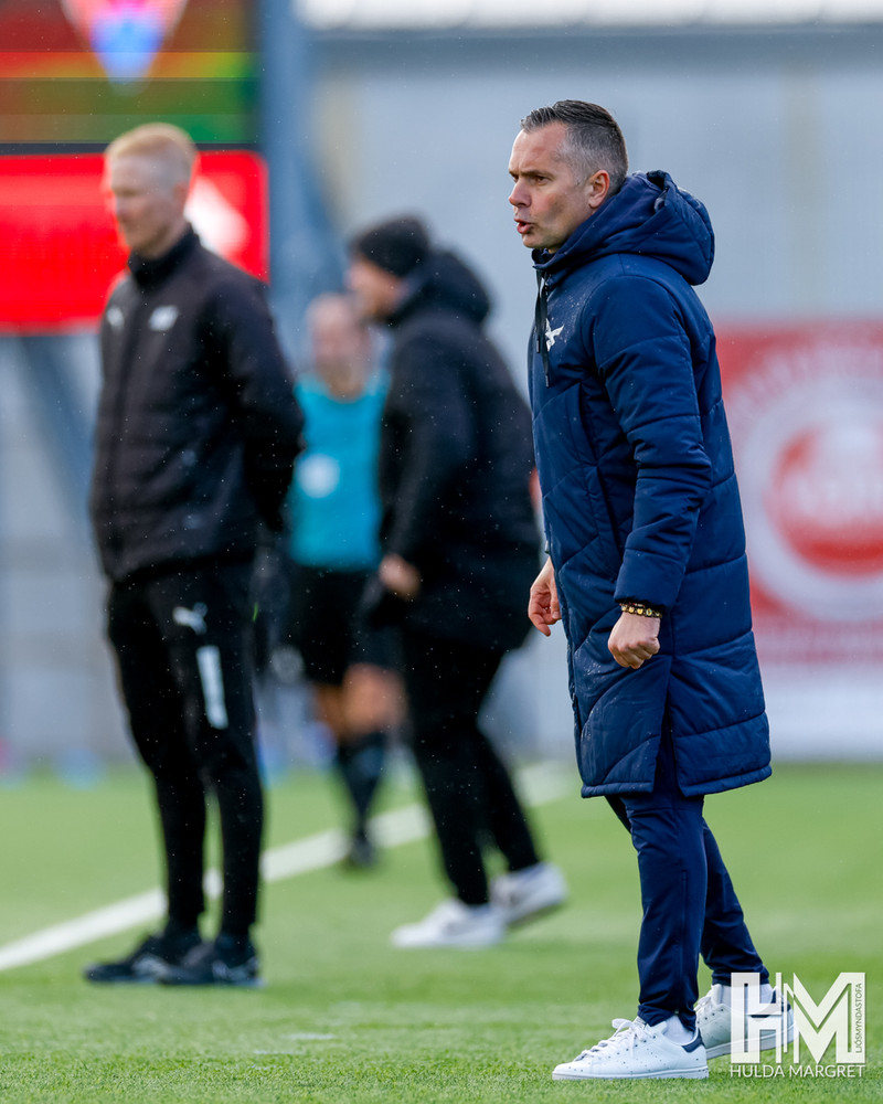 Túfa, þjálfari Vals.
