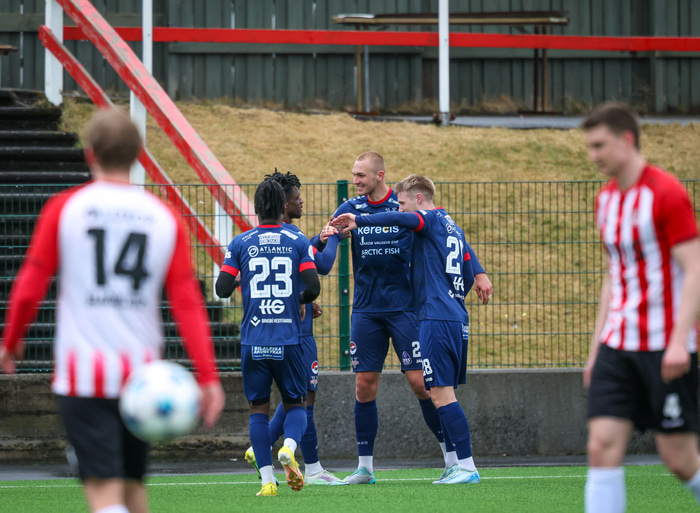 Kristoffer Grauberg fagnar markinu með liðsfélögum sínum.