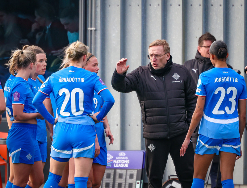 Þorsteinn Halldórsson, landsliðsþjálfari, ræðir hér við leikmenn sína.