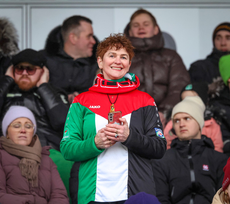 Hanna Símonardóttir, móðir Magnúsar og Antons, í sérsaumaðri treyju Aftureldingar og Breiðabliks.
