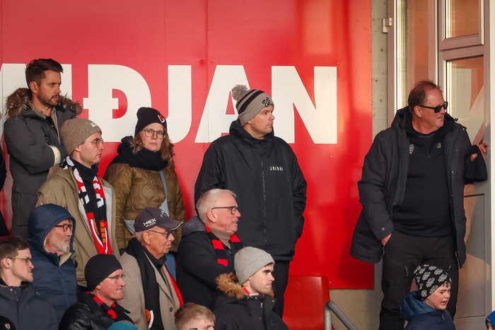 Tómas Þór fyrir miðju og Kári Árnason á kantinum.