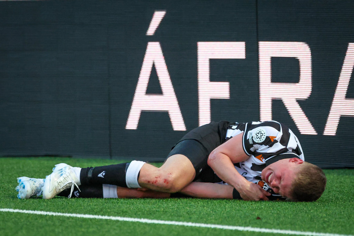 Ástbjörn varð fyrir groddaralegri tæklingu.