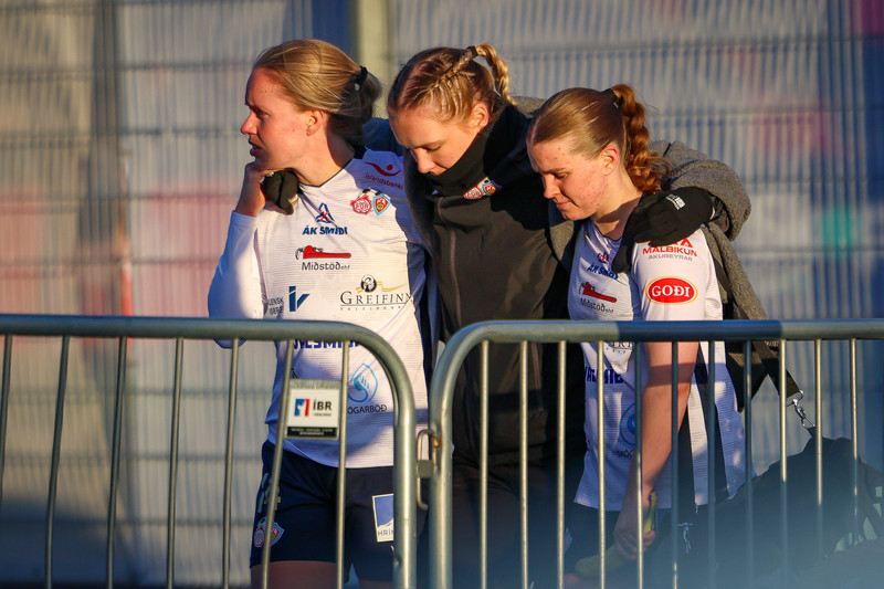 Eva Rut kom til baka í Víkina eftir leik og fagnaði með liðsfélögunum þó svo á einum fæti væri.