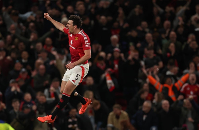 Harry Maguire fagnar fyrir framan stuðningsmenn United