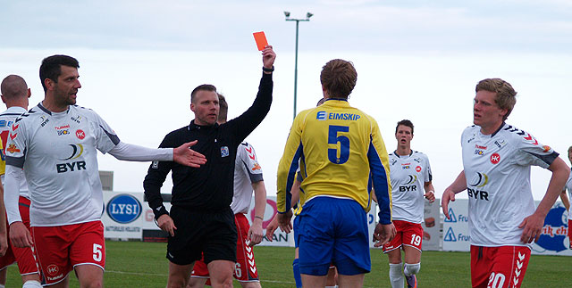 Bogi Rafn fær að líta rauða spjaldið.