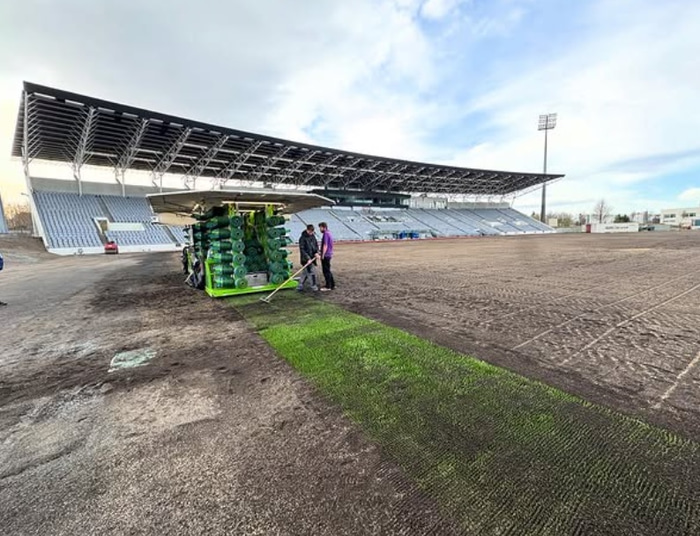 Vélin sem sér um að sauma gervigrasið í völlinn.