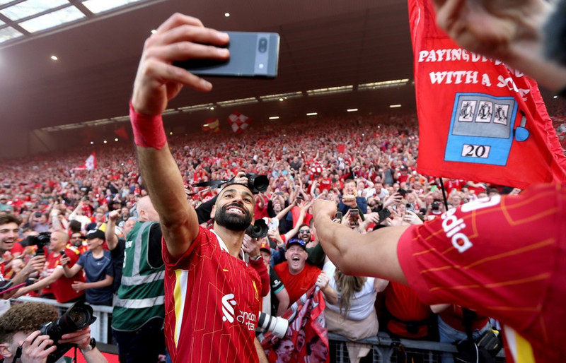 <b>Sóknarmaður: Mohamed Salah (Liverpool)</b> - Skoraði og fagnaði titlinum með því að taka 'sjálfu' fyrir framan Kop stúkuna.