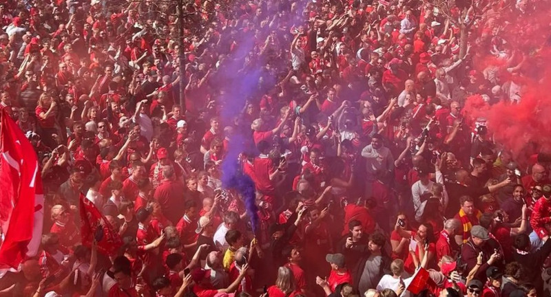 Hér má sjá bláu blysin en þau sáust víða um Liverpool-borg
