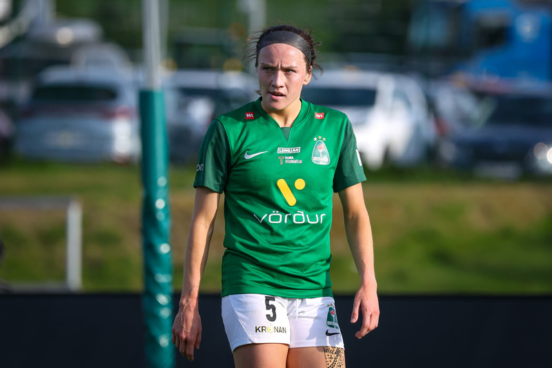Samantha skrifaði undir tveggja ára samning við Boston Legacy.
