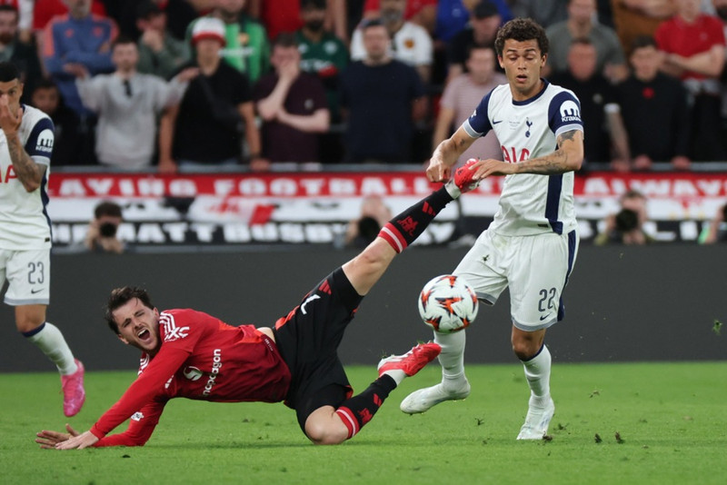 Brennan Johnson var í boltanum sem skoppaði síðan af Luke Shaw og í netið