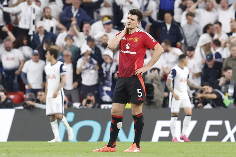 Harry Maguire súr á svip eftir markið