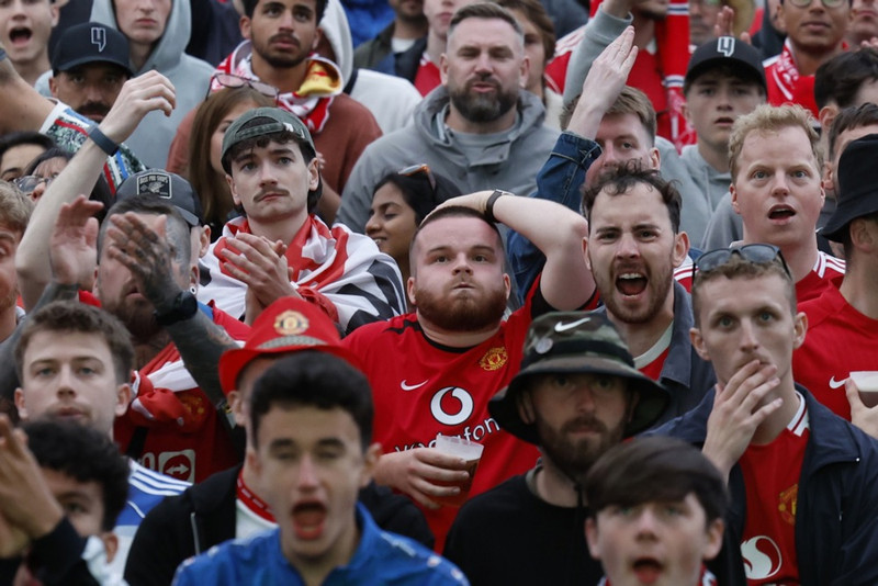 Stuðningsmenn United fylgjast með leiknum