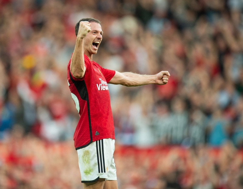 Jonny Evans aðstoðar Darren Fletcher (Staðfest)