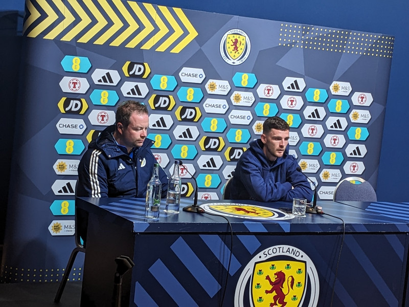 Robertson á fréttamannafundi á Hampden Park.