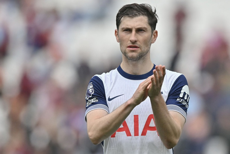 Davies framlengir en Bissouma yfirgefur Tottenham (Staðfest)
