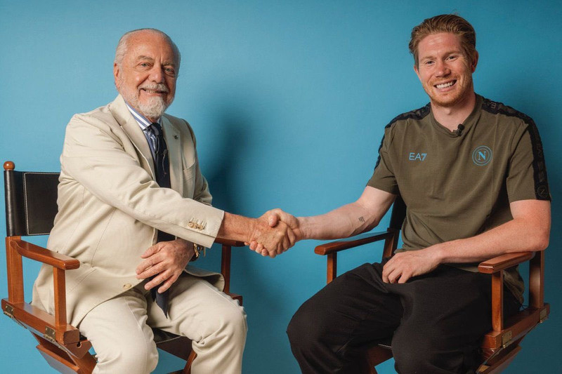 De Bruyne með Aurelio De Laurentiis, forseta Napoli.