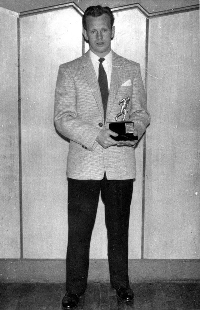 Ríkharður Jónsson með styttu sem hann fékk fyrir 20 landsleiki.