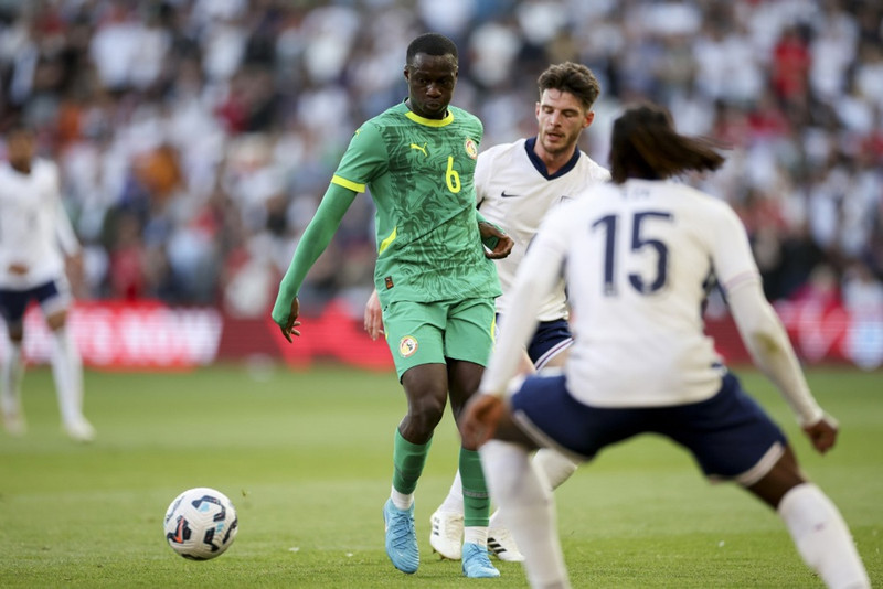Diarra í landsleiknum gegn Englandi.