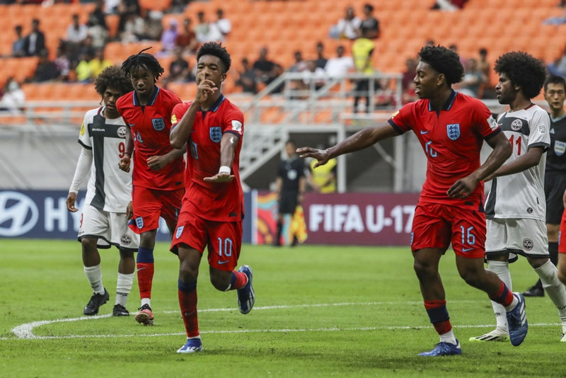 Sam Amo-Ameyaw og Myles Lewis-Skelly fagna marki með U17 landsliði Englands á HM 2023.