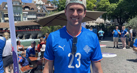 Rob Holding fékk mark í afmælisgjöf frá Sveindísi