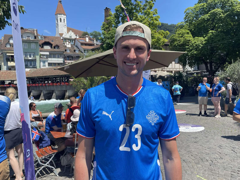 Rob Holding var mættur í treyju númer 23 á stuðningsmannasvæði Íslands.