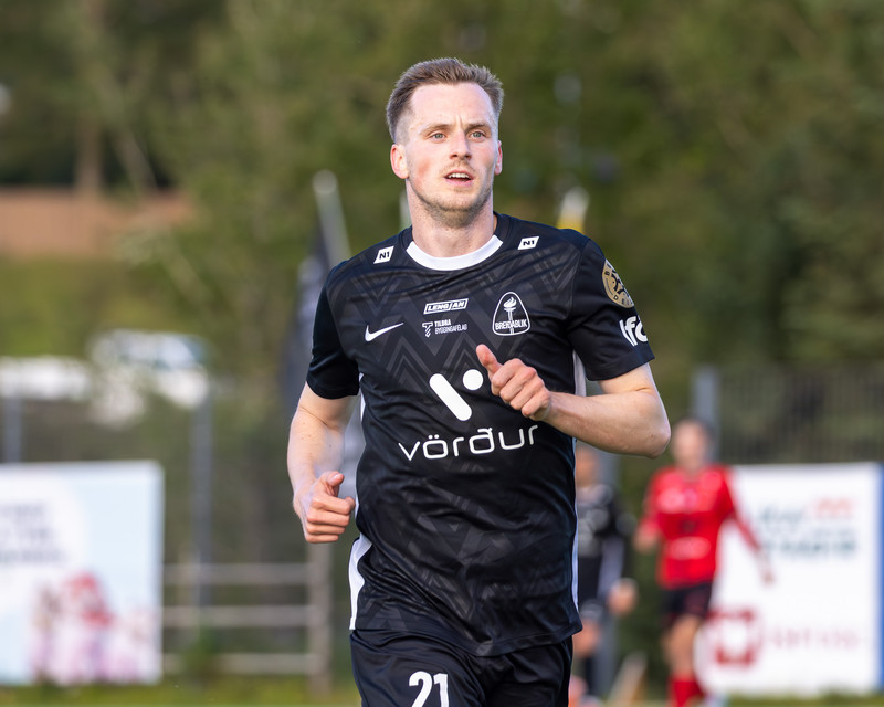 Viktor fékk krampa þegar hann var að elta sinn mann uppi.