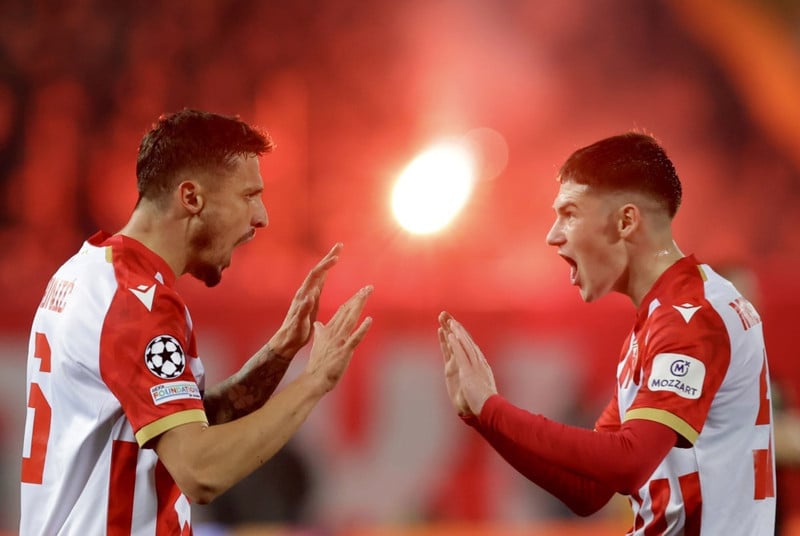 Maksimovic fagnar með Rade Krunic í leik gegn Stuttgart.