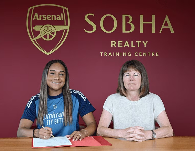 Olivia Smith skrifar undir hjá Arsenal.